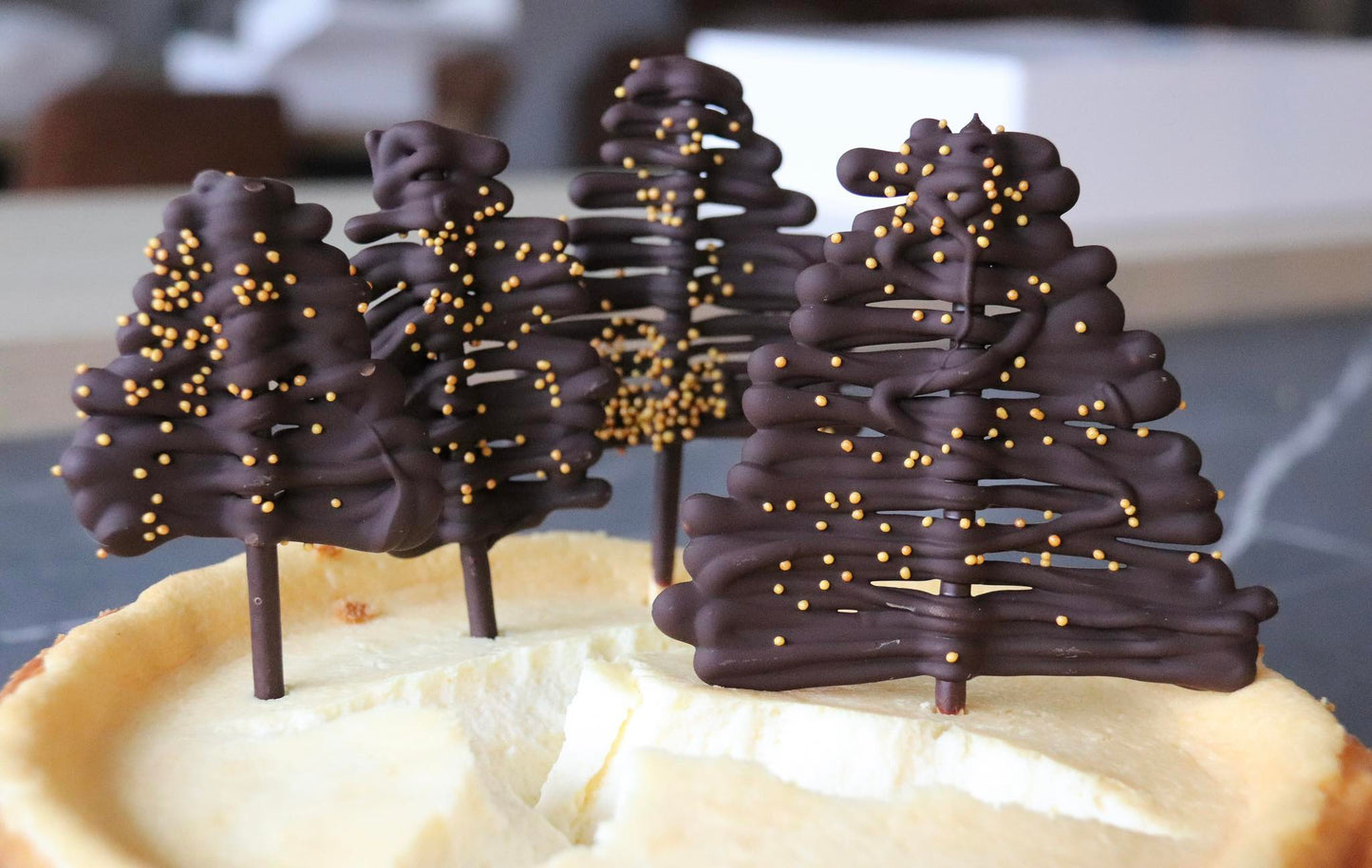 gebakken cheesecake met chocolade kerstboompjes